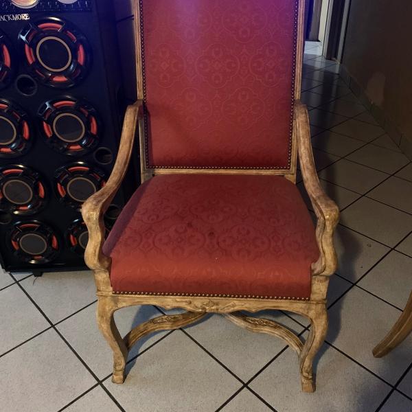 Photo of Throne french chair