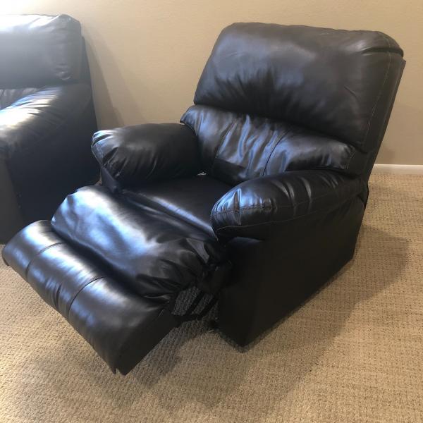 Photo of 1 leather recliner 
