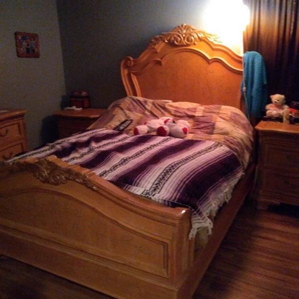 Photo of Queen size bedroom set
