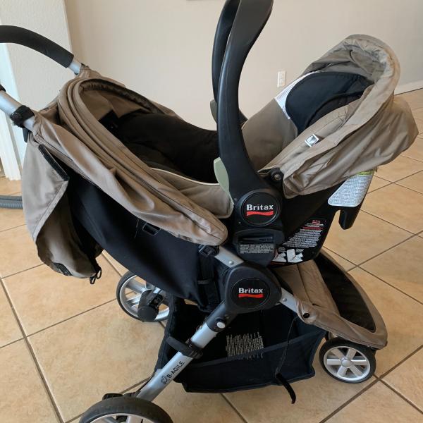 Photo of Britax stroller, carrier, and 2 bases 