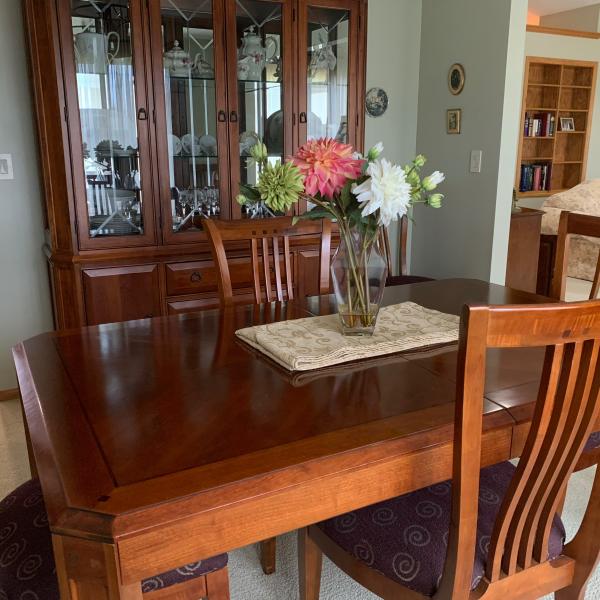 Photo of Thomasville Dining room Table with 6 chairs and hutch