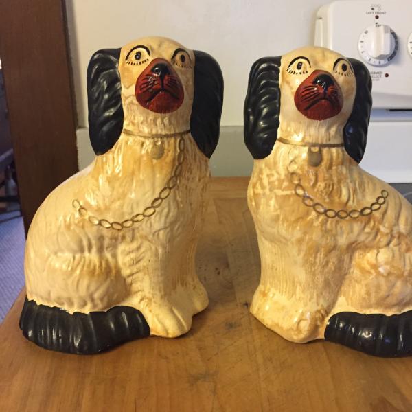 Photo of 2 dog statues 