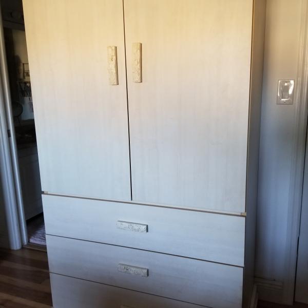 Photo of King sized bedroom set in good condition