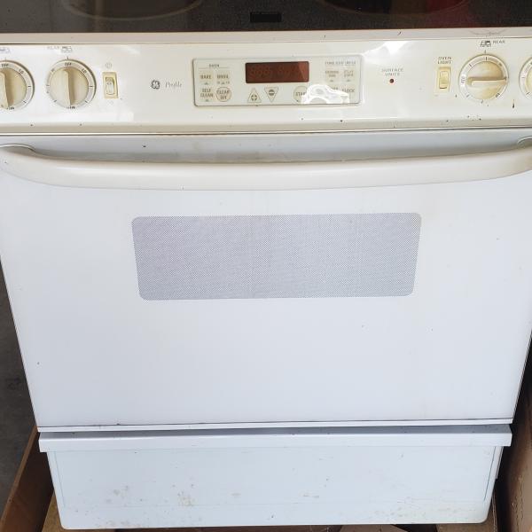 Photo of Electric Range (Reduced Pricing)