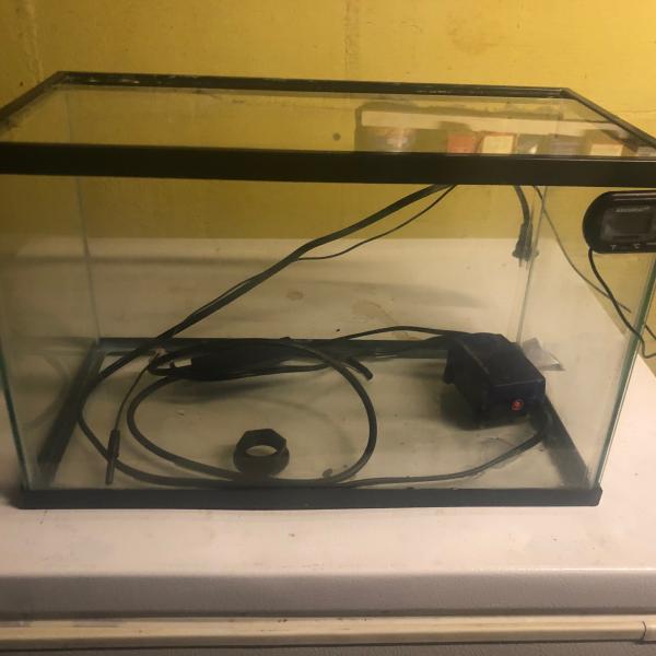 Photo of 5 Gallon Fish Tank w/Glass Lid