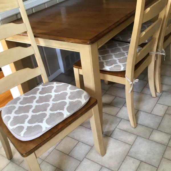 Photo of Dinette set w/4 chairs and 1 extension leave