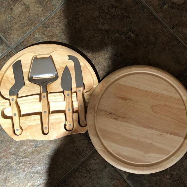 Photo of Wooden cheese board 