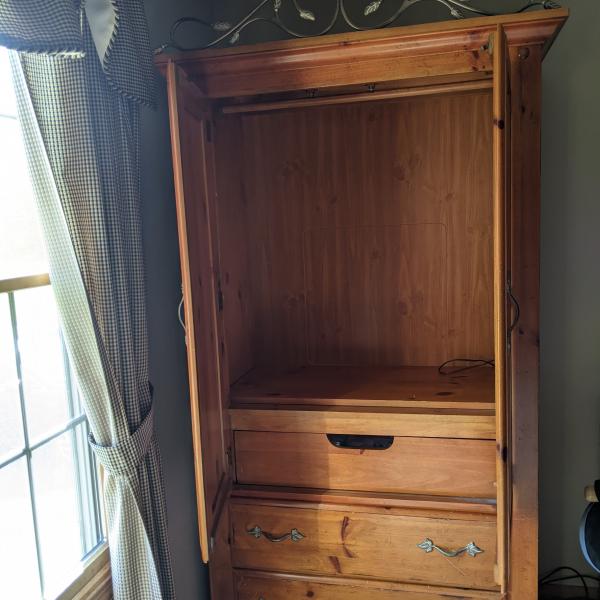 Photo of Like new armoire