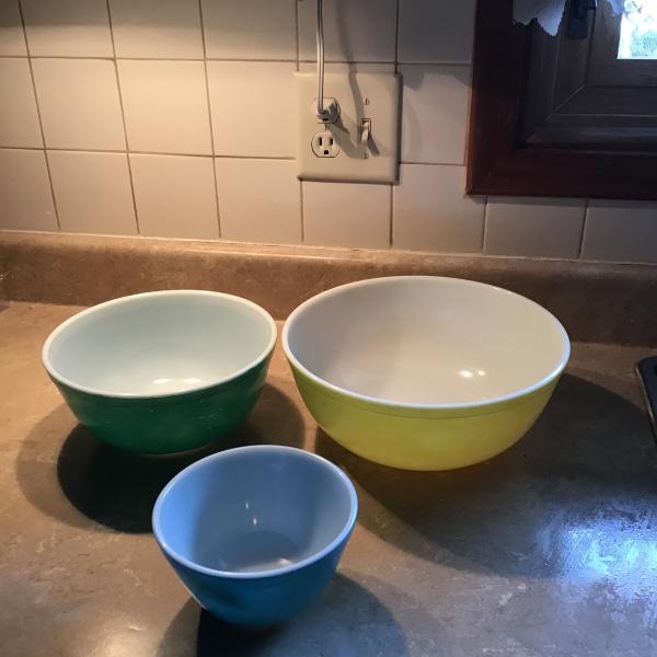 Photo of 3 Pyrex mixing bowl set