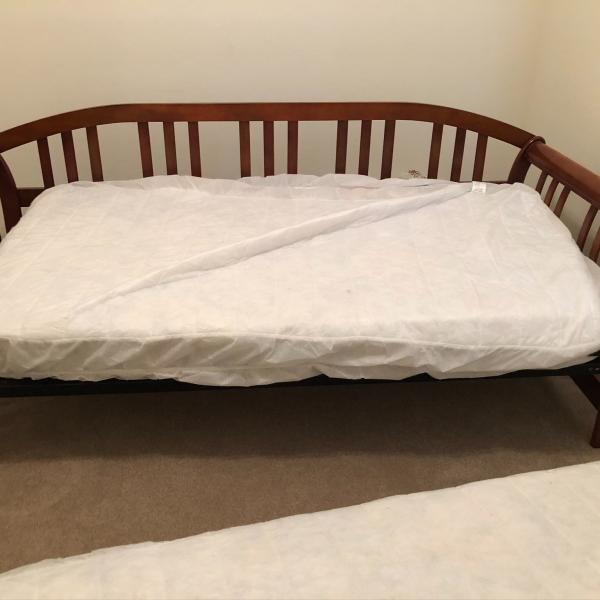 Photo of Trundle bed with 2 twin mattresses 