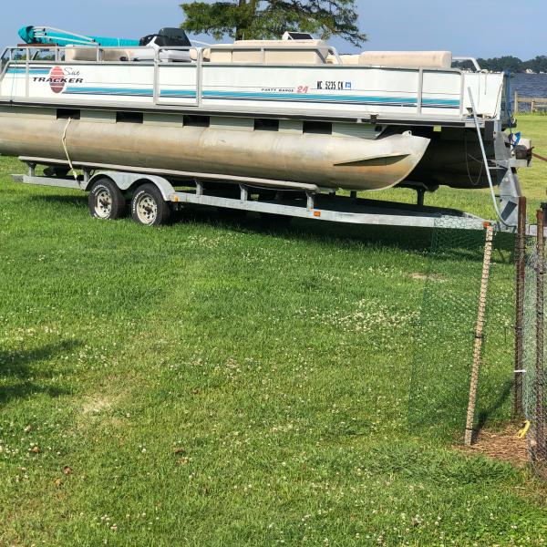 Photo of Pontoon: 24ft Tracker Party Barge