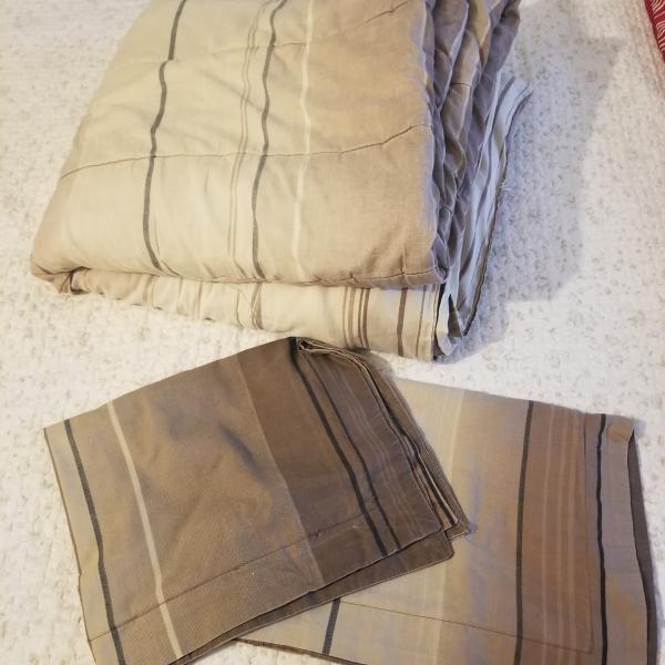 Photo of Comforter with 2 pillows 