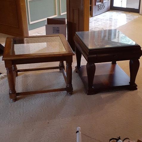 Photo of 2 end tables 