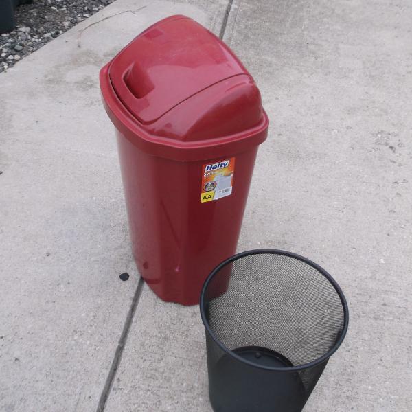 Photo of Hefty trash can
