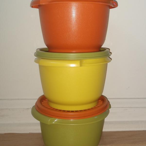 Photo of 3 Small starburst lid Tupperware servalier containers. 