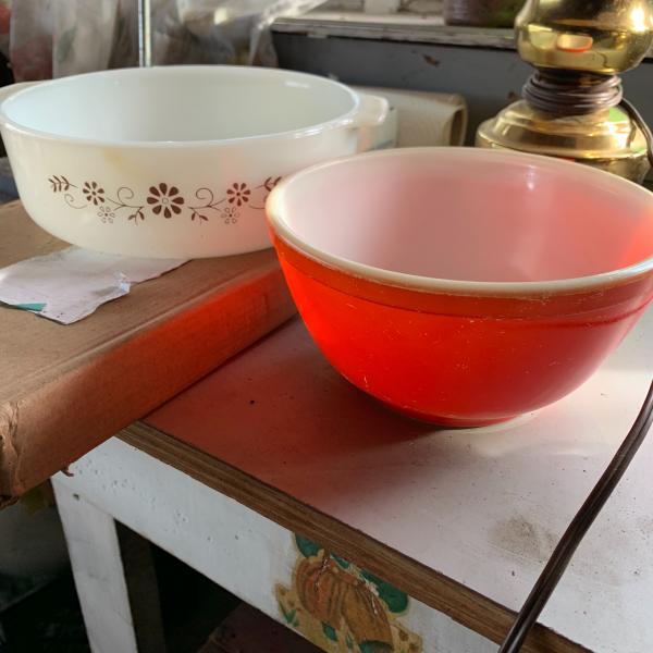 Photo of Vintage (2h Pyrex bowls 