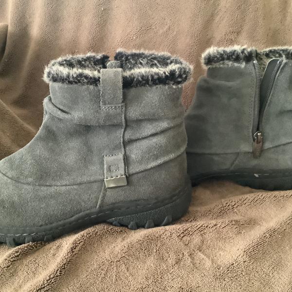 Photo of Women’s snow boots size 8