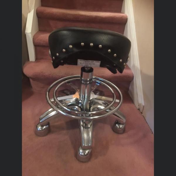 Photo of Hydraulic bar stool with adjustable height wheels and stud design