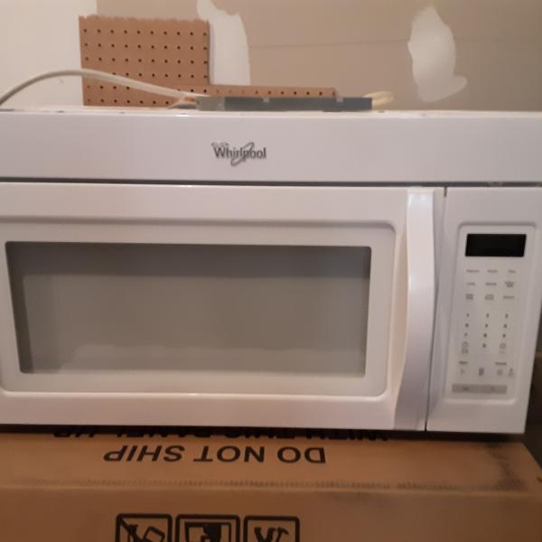 Photo of Microwave Whirlpool under cabinet mount