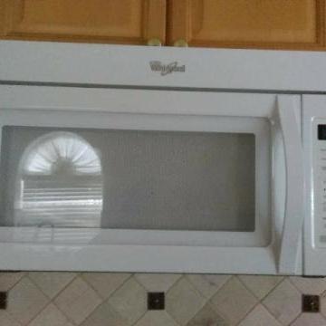 Photo of Whirlpool Microwave Oven.  Works well and in good conditions.