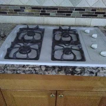 Photo of Whirlpool 30 inch- built in gas cooktop whit.  Works well and in good condition.