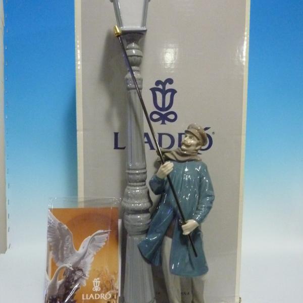 Photo of LLADRO Spain Large LAMP LIGHTER Fine Porcelain Figurine + BOX Retired / NEW