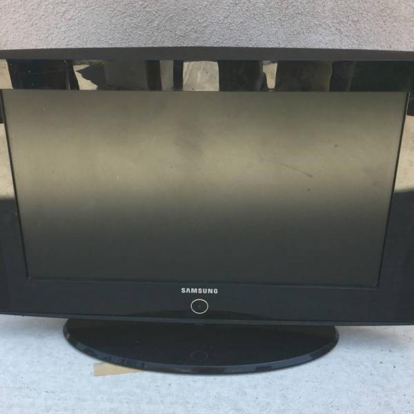 Photo of 27" SAMSUNG TV LCD Digital Black Model LN26A330J1D