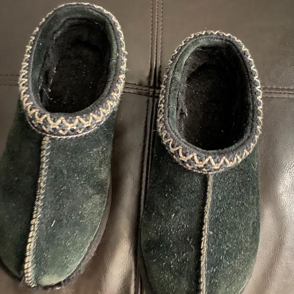 Photo of Girl’s Ugg slippers 