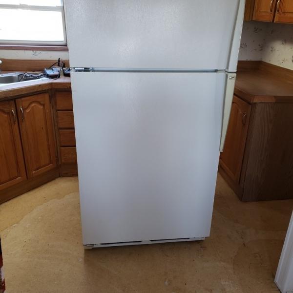 Photo of Amana 21 cu ft refrigerator with ice maker