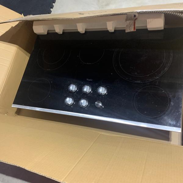 Photo of flat electric cooktop Whirlpool
