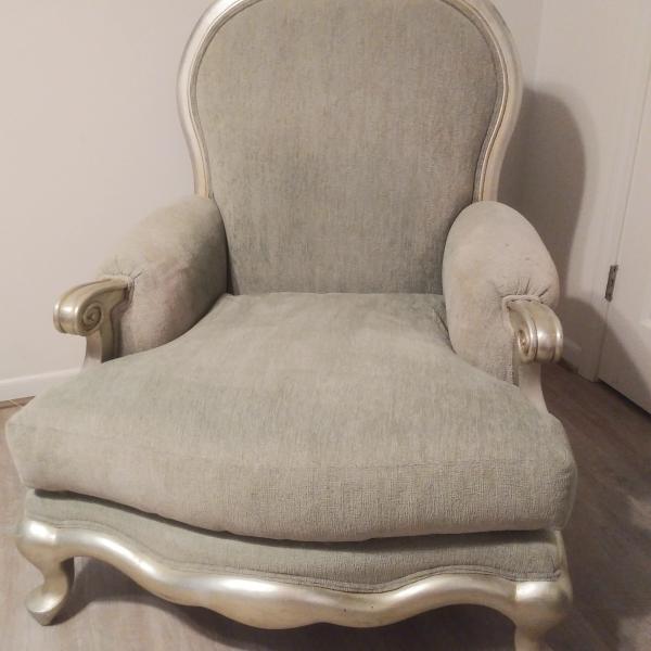 Photo of Henredon oversize chair like new