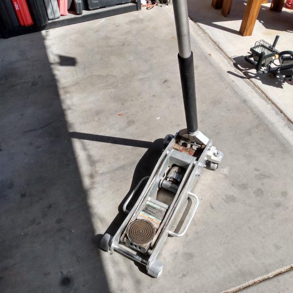 Photo of Two (2) ton Truck Jack