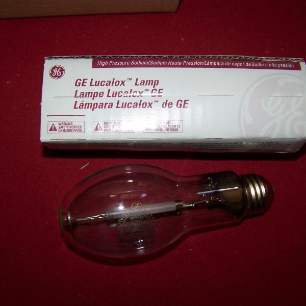 Photo of Box of 6 GE 70 Watt bulbs