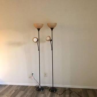 Photo of 3 pedestal lamps
