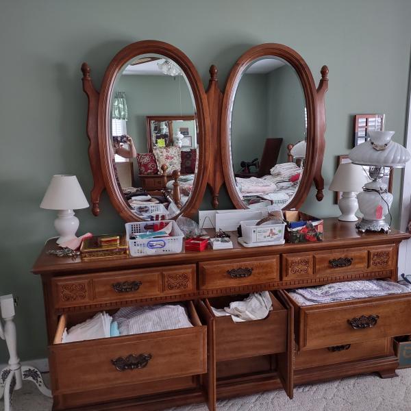 Photo of Dresser w/Twin Mirrors!