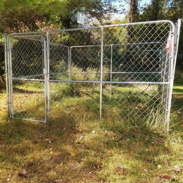 Photo of 10 x 10 chain-link kennel with gate