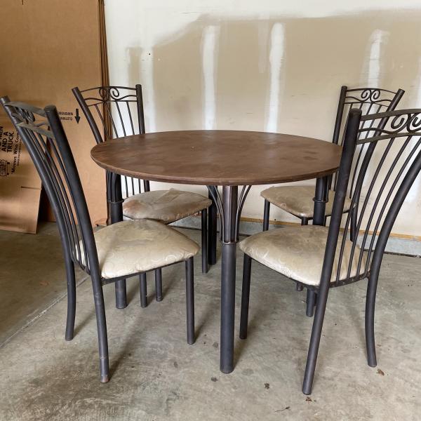 Photo of Round Table & 4 chairs 