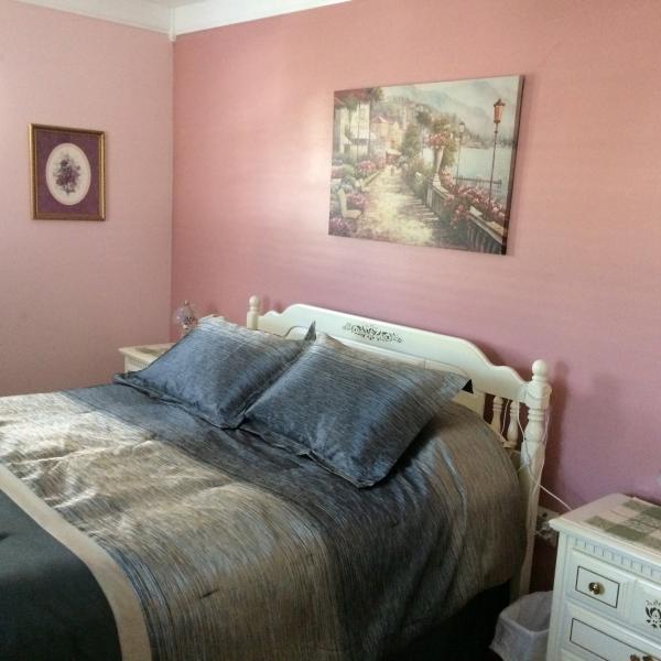 Photo of Bedroom set; standard/queen adjustable 