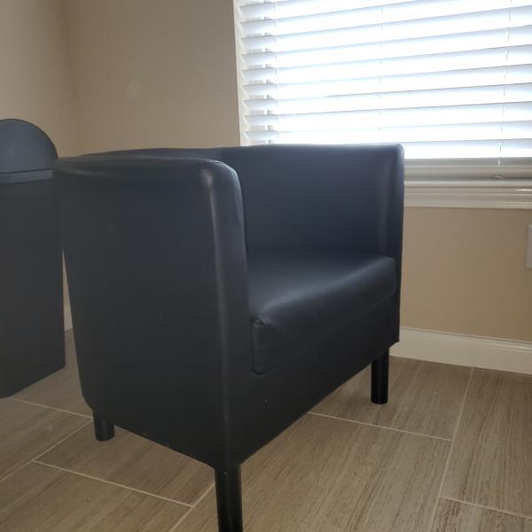 Photo of Black lounge chair 