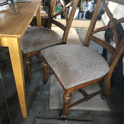 Photo of 2 roll around chairs