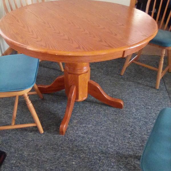 Photo of Pedestal round table with insert