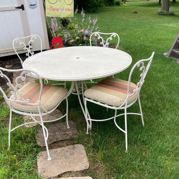 Photo of Patio Table W/4 Chairs