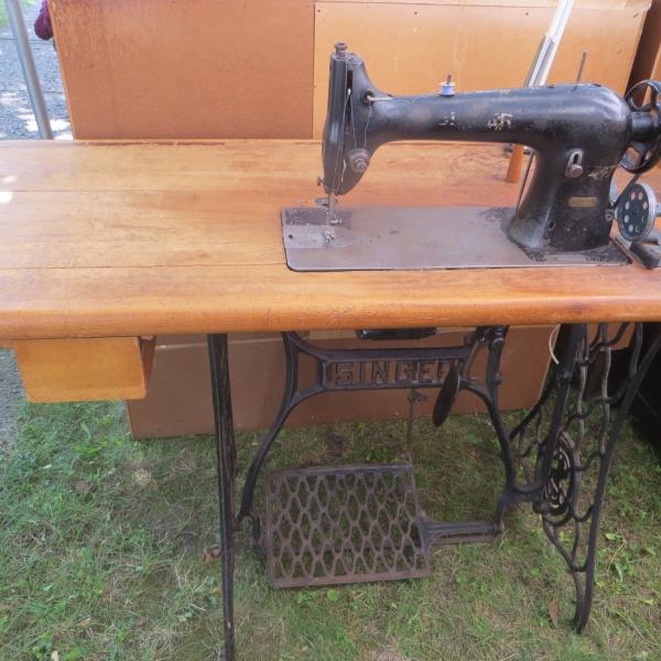 Photo of Singer Industrial Upholstery Sewing Machine