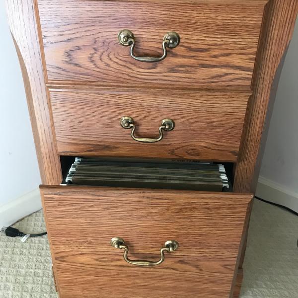 Photo of 2-drawer file cabinet 