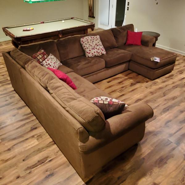 Photo of Broyhill "Veronica" Sectional w/ Chase --  501-270-0682