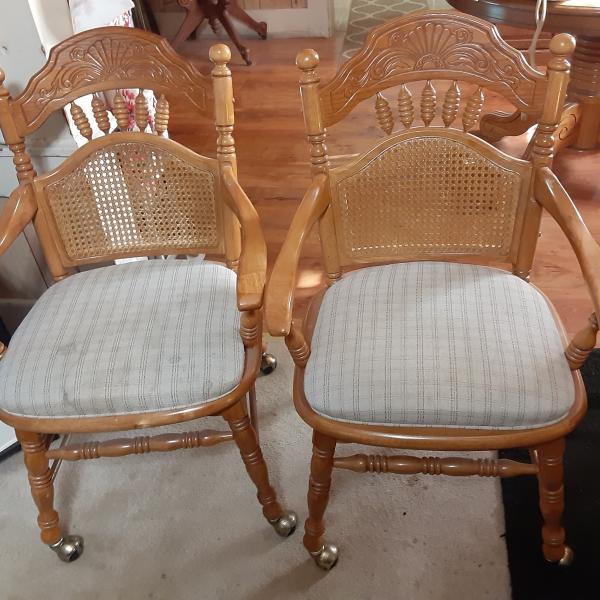 Photo of 4 dining chairs 