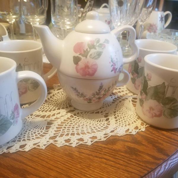 Photo of Pfaltzgraff teapot and four mugs 