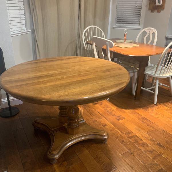 Photo of Nice  vintage dining table- has 2 leafs-