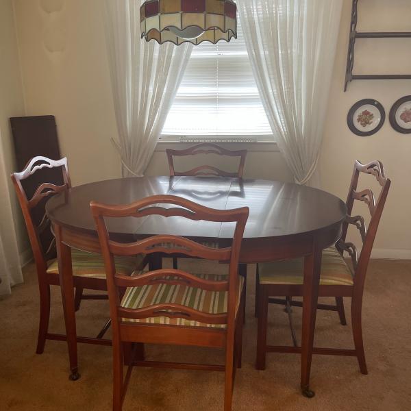Photo of Dinning room table  4 chairs  2 leafs 