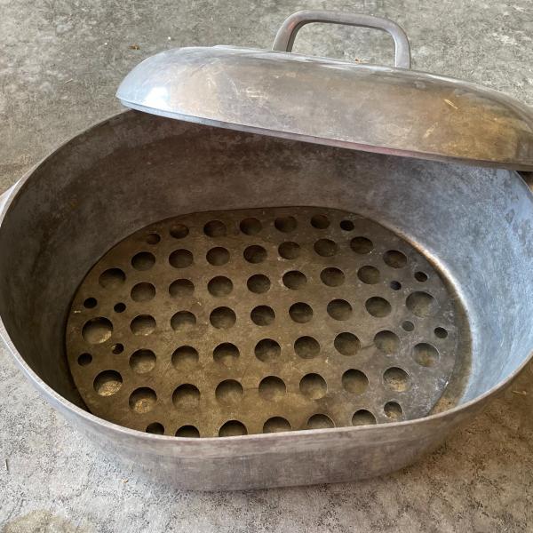 Photo of Vintage Wagner ware dutch oven roaster 